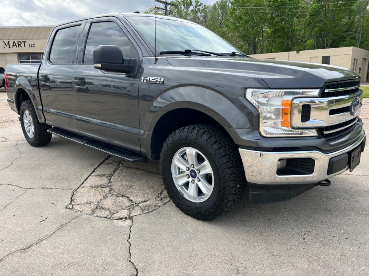 2018 Grey /Grey Ford F-150 XLT (1FTEW1EP5JK) with an 2.7 V6 EcoBoost engine, Automatic transmission, located at 4520 Airline Hwy, Baton Rouge, LA, 70805, (225) 357-1497, 30.509325, -91.145432 - 2018 Ford F150 SuperCrew XLT 4WD ***One Owner & No Accidents*** 2.7 V6 EcoBoost Gas, 135K Miles, Power Windows, Locks & Mirrors, New Tires, Backup Camera, Tow Pkg. FOR INFO PLEASE CONTACT JEFF AT 225 357-1497 CHECK OUT OUR A+ RATING WITH THE BETTER BUSINESS BUREAU WE HAVE BEEN A FAMILY OWNED AND O - Photo#3